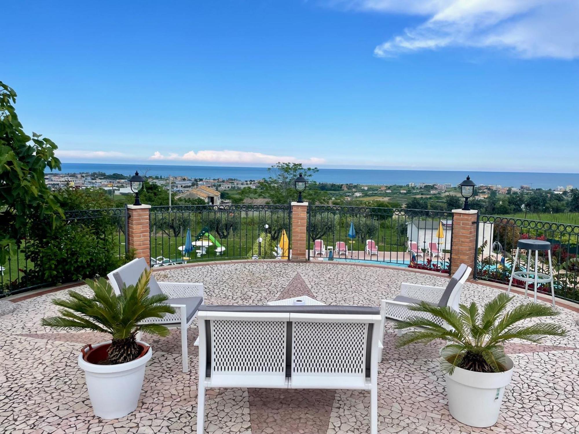 Vigneto - Italian Restaurant & B&B Villa Rosa Di Martinsicuro 외부 사진
